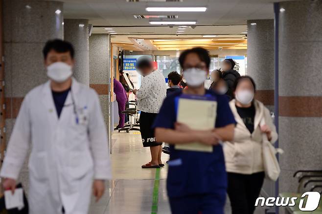 28일 오후 광주광역시 동구 조선대학원병원 로비에서 의료진들이 분주한 모습을 보이고 있다. 이날 질병관리청은 권역별 접종센터를 전국에 마련, 신종 코로나바이러스 감염증(코로나19) 예방접종을 시행할 계획이라고 밝혔다. 호남권에서는 조선대병원이 지정돼 다음달 8일부터 센터가 운영된다.2021.1.28 /뉴스1 © News1 정다움 기자