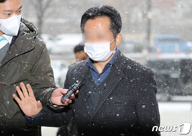 옵티머스자산운용 경영진의 펀드 사기 사건에 연루 의혹을 받고 있는 선박 부품 제조업체 해덕파워웨이 자회사인 세보테크의 고모 전 부회장이 28일 서울 서초구 중앙지법에서 열린 구속 전 피의자심문(영장실질심사)에 출석하고 있다. 2021.1.28/뉴스1 © News1 박지혜 기자