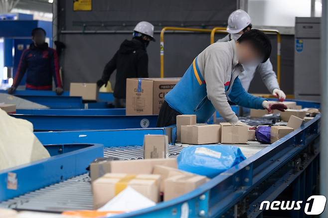 28일 서울시내 한 택배 물류센터에서 택배 노동자들이 배송 준비작업을 하고 있다. 2021.1.28/뉴스1 © News1 유승관 기자