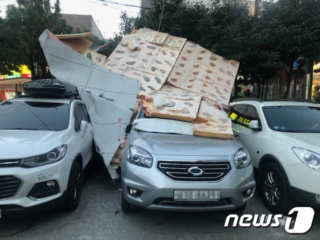 강풍에 떨어진 건물 외벽으로 인해 파손 피해를 입은 차량들.(부산경찰청 제공)© 뉴스1