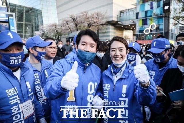 문제의 발언은 조 의원이 지난해 4월 총선에서 이인영 당시 민주당 원내대표가 '고민정 당선시켜주면 전 국민에 100만 원씩 (재난지원금을) 준다'고 한 것을 지적하면서 나왔다. 4월 총선에서 고 후보 지원사격에 나선 이 전 원내대표(왼쪽에서 두 번째). /고 의원 공식 블로그