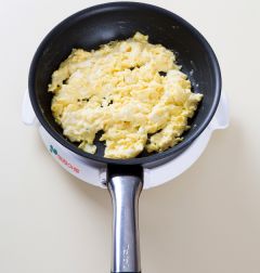 3. 팬을 달구어 버터를 녹인 다음 달걀물을 넣어 중간 불에 부드럽게 스크램블 한다.