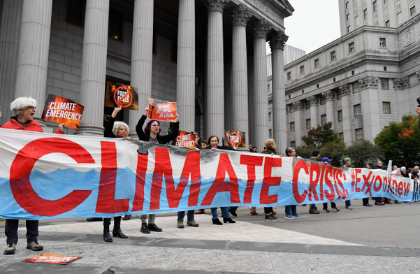 2019년 10월 뉴욕주 연방대법원 앞에서 엑슨모빌의 '화석연료와 기후변화 연관성 묵인' 혐의 관련 재판을 기다리는 환경운동연합 회원들이 시위를 벌이고 있다. /AP 연합뉴스