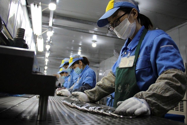 중국 공장의 근로자들./신화통신