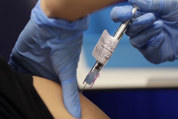 영국 런던에서 코로나 백신 주사를 맞고 있는 모습이다. AP/연합뉴스 제공