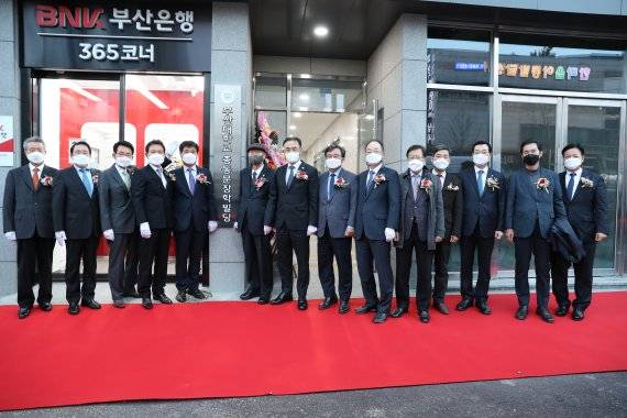 25만 부산대 동문들의 숙원이었던 '동문장학회관'이 지난 27일 온천동에 완공돼 개관식을 갖고 있다.