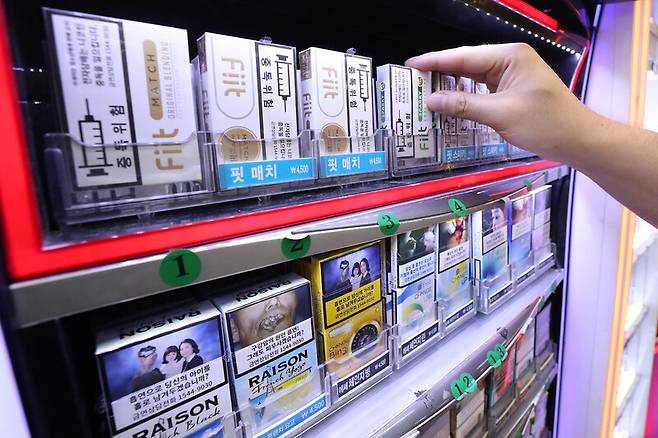 서울의 한 편의점에서 판매되고 있는 담배와 궐련형 전자담배들. 연합뉴스