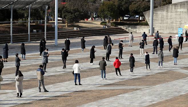 28일 광주 서구 시청광장에 마련된 임시 선별검사소에 코로나19 검사를 받으려는 시민들이 사회적 거리두기를 이행하며 줄 서 대기하고 있다. 연합뉴스
