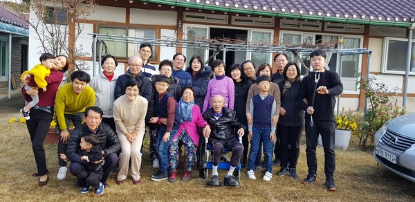 2018년 늦가을 어머니 구순 때 낙상으로 휠체어 탄 아버지와 고향집 마당에서 찍은 마지막 가족 사진. 오른쪽 셋째가 필자 김종선씨이다. 김종선 주주통신원 제공