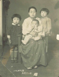 1949년 서울에 살 때. 왼쪽부터 둘째딸 박은명(반아), 어머니 이남순과 큰아들 세진, 큰딸 옥경씨. 김반아씨 제공