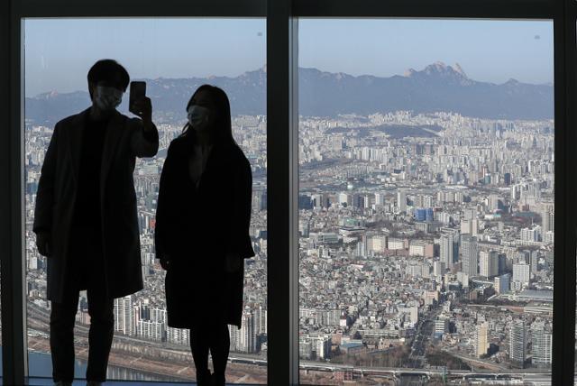 지난 24일 서울 송파구 롯데월드타워 전망대 아래로 아파트 단지가 펼쳐져 있다. 뉴시스