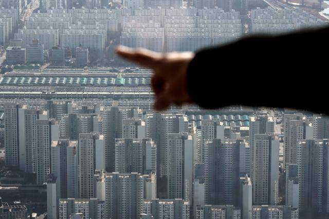 서울 송파구 롯데월드타워 전망대 서울스카이에서 보이는 시내 아파트 단지. 뉴시스