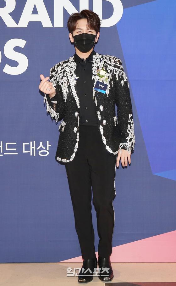 Singer Kim Soo Chan attends the 2021 South Korea First Brand Grand Prize, which was held as a contactless on the afternoon of the 28th, and has photo time.