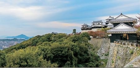 일본 시코쿠의 에히메현은 대도시의 편리함과 소도시의 아기자기함을 동시에 누릴 수 있는 곳으로, 일본 여행의 다양한 로망을 충족시켜 준다. 마쓰야마성 전경. [사진 인페인터글로벌]