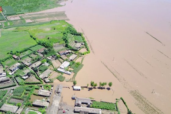 지난해 8월 연이은 태풍과 폭우로 북한의 곡창지대인 황해북도 농지가 물에 잠겼다. [연합뉴스]