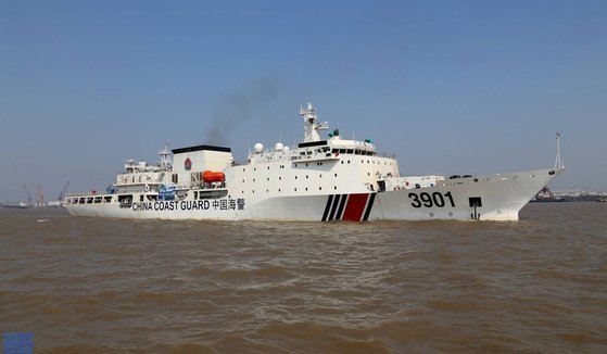 12000톤 급 중국 해경 3901함. 해경 함정으로는 세계 최대 배수량을 자랑한다. 남중국해에 투입됐다. [SCMP 캡처]