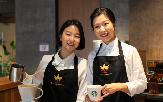 올해 스타벅스커피코리아 17대 커피대사로 선정된 전주이(왼쪽),김성은(오른쪽) 파트너    스타벅스커피코리아 제공