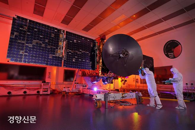 지난해 7월 발사를 앞두고 최종 점검 중인 아랍에미리트연합(UAE)의 화성 탐사선 ‘아말’의 모습. 무함마드 빈 라시드 우주센터(MBRSC) 제공