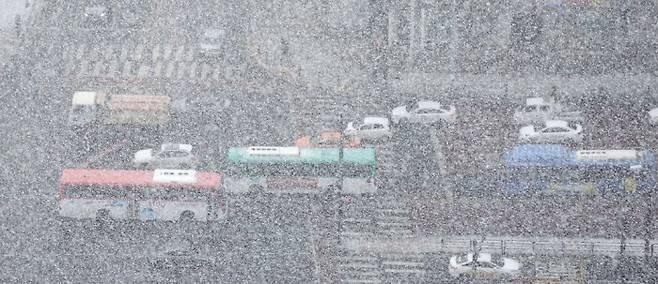 28일 오전 경기 고양시의 한 도로에서 차량들이 눈이 내린 도로 위를 서행하고 있다. 연합뉴스