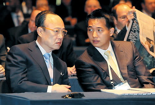 Hanwha Group Chairman Kim Seung-youn (left) and his eldest son Kim Dong-kwan (Hanwha)