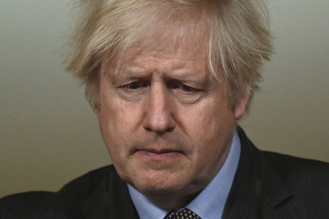 보리스 존슨 영국 총리가 26일(현지시간) 런던 총리 관저에서 화상 기자회견 도중 착잡한 표정을 지어보이고 있다. AP 연합뉴스