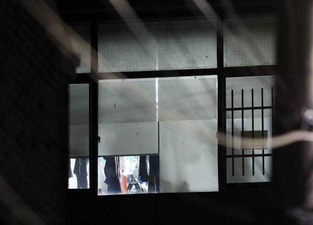 지난 24일 오후 코로나19 확진자가 무더기로 나온 대전시 중구 대흥동 IEM국제학교에 불이 켜져 있다. 이곳과 광주 CTS국제학교 등 IM선교회 산하 비인가 대안교육시설과 관련해 27일까지 300명 이상이 확진을 받았다. 연합뉴스