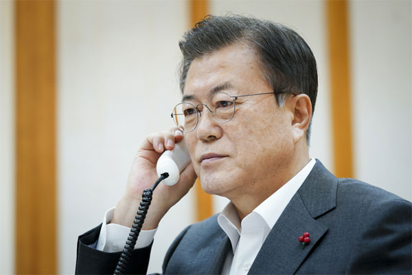 문재인 대통령이 지난 26일 오후 시진핑 중국 국가주석과 통화하고 있다. [사진 제공 = 청와대]