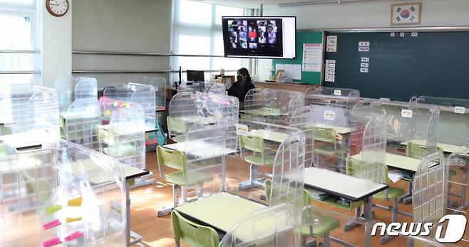 지난달 15일 오전 인천 남동구 간석초등학교에서 한 교사가 원격 수업준비를 하고 있다 /사진=뉴스1