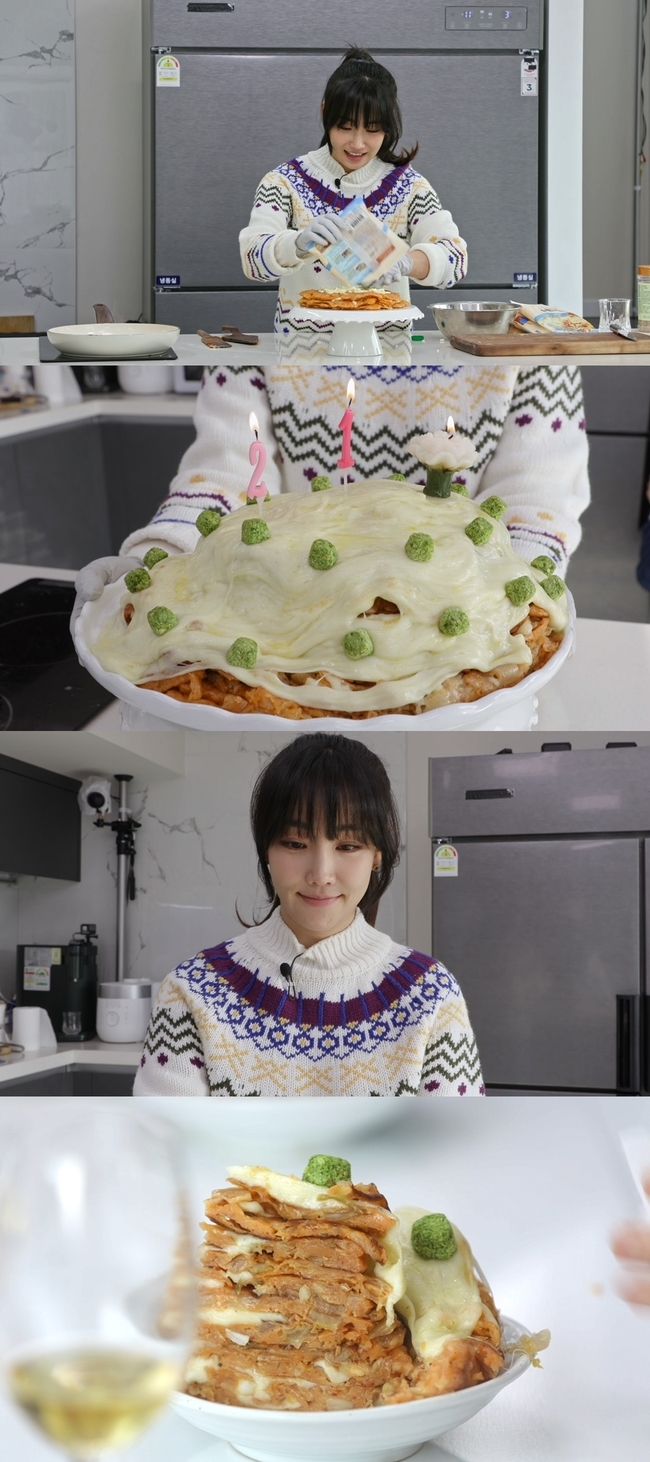Stars Top Recipe at Fun-Staurant Lee Yoo-ri plays Top Model in Kimchi Crape Cake MakingKBS 2TV Stars Top Recipe at Fun-Staurant (Stars Top Recipe at Fun-Staurant), which will be broadcast on January 29, will begin its 21st menu development showdown on the theme of Kimchi.Now that Corona 19 is more interested in immunity than ever, Korean soul food Kimchi is becoming a food that improves immunity and is being reborn as a K food loved by the world.I wonder what kind of menu the chefs will show with Kimchi.Among them, Stars Top Recipe at Fun-Staurant mascot Lee Yoo-ri invites special guests and has a good time.Lee Yoo-ri made his own dish to serve the guests before the guest arrived: Kimchi Crape Cake.It is a menu that combines Kimchi, the 21st confrontation theme, with Crape Cake.Crape cake is a cake that maximizes the texture by stacking thin dough. At first glance, I can not imagine the combination with Kimchi.Lee Yoo-ris Kimchi Crape Cake Top Model declaration said that the Stars Top Recipe at Fun-Staurant studio was Lee Yoo-ri and What is Kimchi Crape Cake?