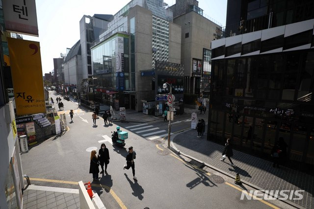 [서울=뉴시스]김선웅 기자 =8일 연극 공연장이 다수 위치한 서울 종로구 대학로가 코로나19의 여파로 한산한 모습을 보이고 있다. 2020.03.08.  mangusta@newsis.com