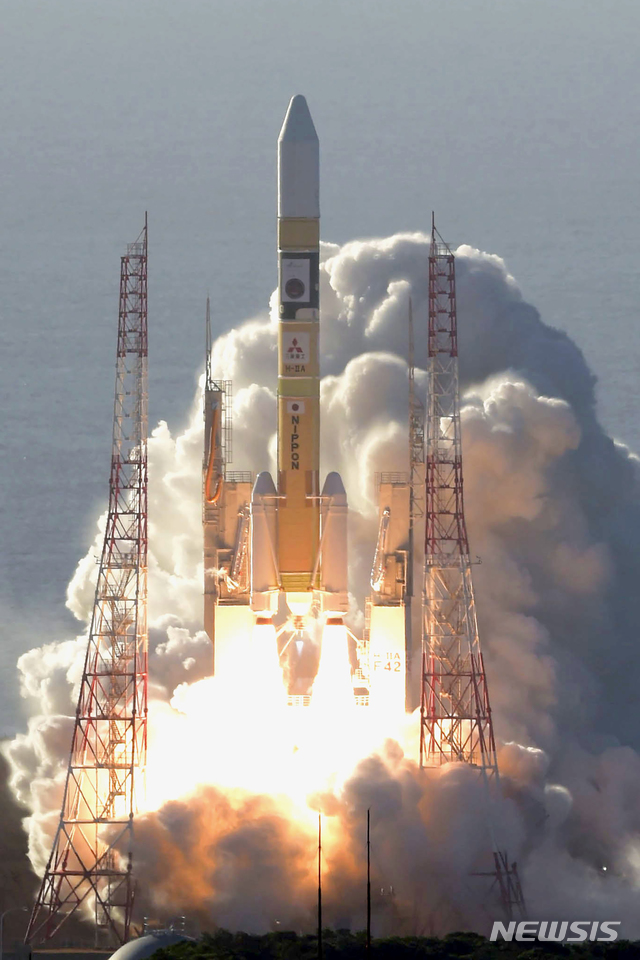 [미나미타네=AP/뉴시스]20일 일본 가고시마현 미나미타네의 다네가시마 우주센터에서 아랍에미리트(UAE)의 화성 탐사선 '아말'(희망)을 탑재한 H-2A 로켓이 발사되고 있다. UAE는 아랍 국가 중 처음으로 탐사선을 우주로 띄워 보냈다. 2020.07.20.