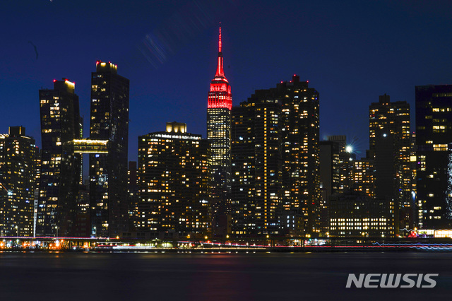 [뉴욕=AP/뉴시스]19일(현지시간) 미국 뉴욕의 엠파이어 스테이트 빌딩 꼭대기에 코로나19 희생자를 추모하는 붉은색 조명이 켜져 있다. 이날 미 전역의 유명 고층빌딩에서 코로나19 희생자를 추모하는 점등식이 열렸다. 미국은 지난해 1월20일 첫 코로나19 확진자가 나온 뒤 1년 만에 사망자 수가 40만 명을 넘어섰다. 2021.01.28.