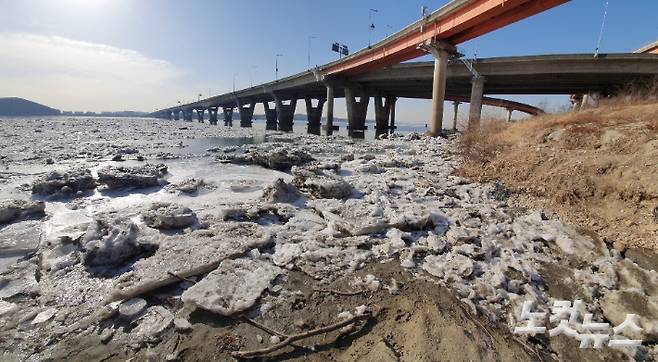 1월 20일 장준호씨가 실종된 김포대교 부근 한강 일대가 얼음덩어리로 뒤덮여 있다. 김승모 기자
