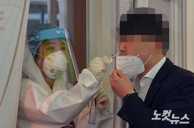 임시선별검사소에서 의료진이 검체를 채취하고 있다. 박종민 기자
