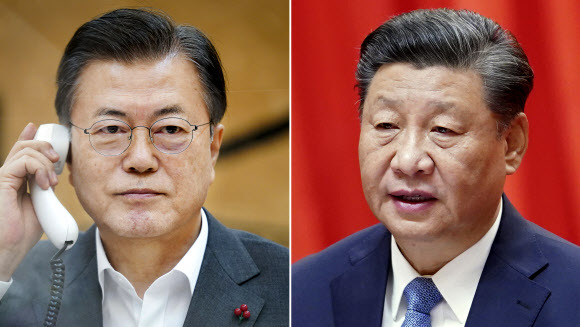 문재인 대통령(왼쪽)이 26일 오후 청와대에서 시진핑 중국 국가주석과 전화 통화하고 있다. 청와대 제공, 신화사 자료사진