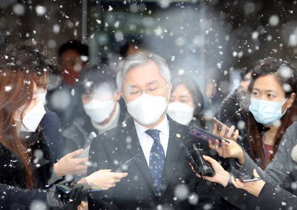 조국 전 법무부 장관 아들의 인턴 경력확인서를 허위로 써준 혐의를 받는 열린민주당 최강욱 대표가 28일 오전 서울 서초구 서울중앙지법에서 열린 1심 선고공판에 출석한 뒤 법정을 나서며 취재진 질문에 답하고 있다. 연합뉴스