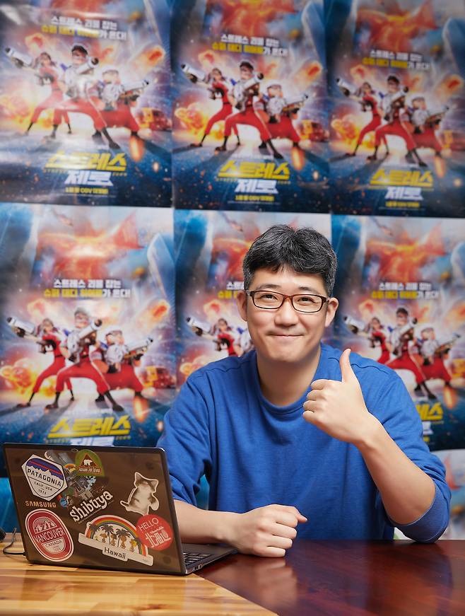 ‘스트레스 제로’의 제작자 이대희 감독이 서울 관악구 봉천동의 애니메이션 전문 회사 ‘302플래닛’ 스튜디오에서 엄지손가락을 치켜세우며 영화에 대한 자신감을 보이고 있다. 이대희 감독 제공