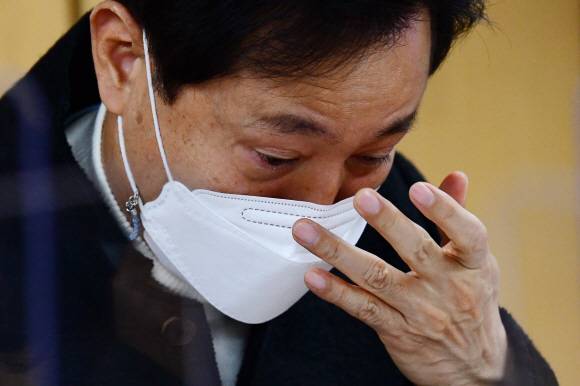 눈물 흘린 오세훈 - 서울시장 보궐선거에 출마한 국민의힘 오세훈 전 서울시장이 28일 서울 중구 대한간호사협회에서 열린 간담회에 참석해 코로나19 상황에서 고생하는 간호사들을 그린 영상을 본 뒤 눈물을 흘리고 있다.국회사진기자단