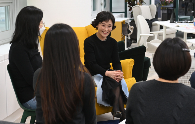 21일 서울 성동구 한양대 디지털헬스케어센터에서 학생들과 대화를 나누고 있다. /성형주 기자