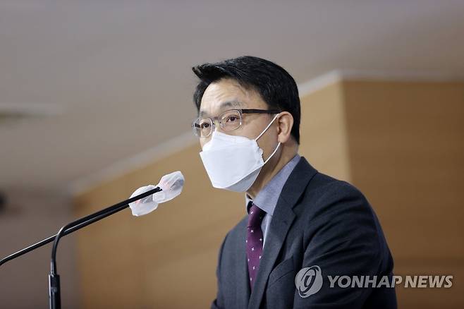 브리핑 하는 김진욱 공수처장 (서울=연합뉴스) 임화영 기자 = 김진욱 고위공직자범죄수사처 처장이 28일 오후 정부서울청사 브리핑실에서 차장과 수사처 검사 인선 등에 관한 입장 발표를 하고 있다. 2021.1.28 hwayoung7@yna.co.kr