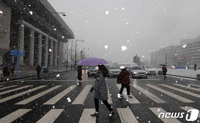대설주의보가 발효된 28일 오전 서울 종로구 광화문광장에 함박눈이 펑펑 쏟아지고 있다. 2021.1.28/뉴스1 © News1 오대일 기자