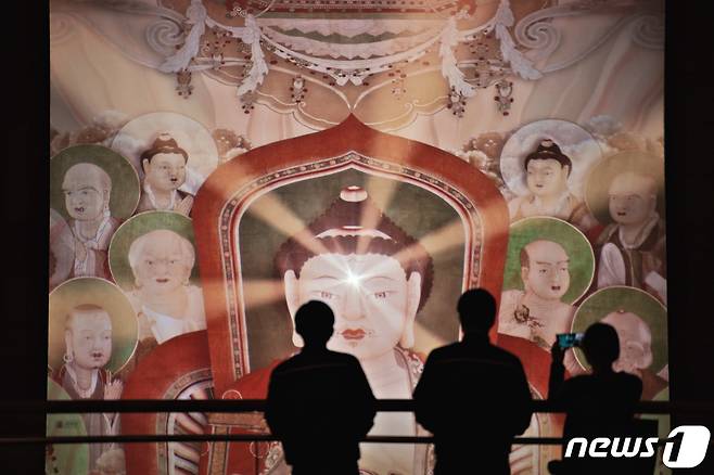 국립중앙박물관이 오는 2월부터 괘불과 승려 초상을 주제로 한 디지털 영상을 상설전시관 2층 불교회화실에서 새롭게 선보인다고 28일 밝혔다. 사진은 괘불 미디어아트.(국립중앙박물관 제공)2021.1.28/뉴스1