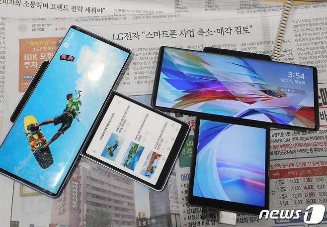 서울의 한 전자기기 매장에 전시된 LG전자 스마트폰 '윙'의 모습. © News1 신웅수 기자