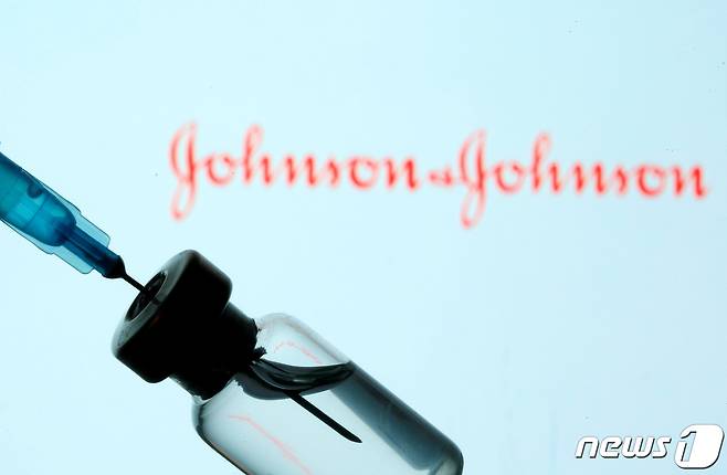 미국 제약사 존슨앤드존슨이 개발한 코로나19 백신 © 로이터=뉴스1