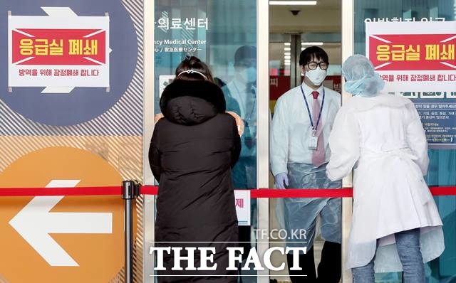 서울 한양대학교 병원에서 신종 코로나바이러스 감염증(코로나19) 집단감염이 발생했다. 2020년 2월19일 오후 코로나19 확진자가 다녀간 한양대병원 응급실이 폐쇄돼 있다. /뉴시스