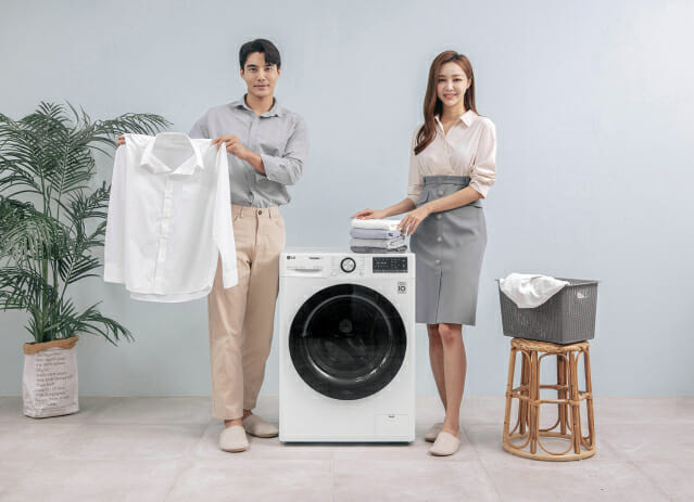 모델들이 12kg 용량 LG 트롬 세탁기 씽큐(모델명: F12WVC)를 소개하고 있다.(사진=LG전자)