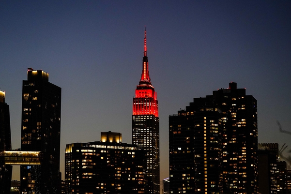 미국 뉴욕의 엠파이어 스테이트 빌딩 꼭대기에 신종 코로나바이러스 감염증(코로나19) 희생자를 추모하는 붉은색 조명이 밝혀져 있다 /AP 연합뉴스