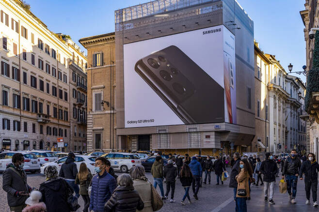 이탈리아 로마 스페인 광장(Piazza di Spagna)에 설치된 갤럭시S21 옥외 광고.