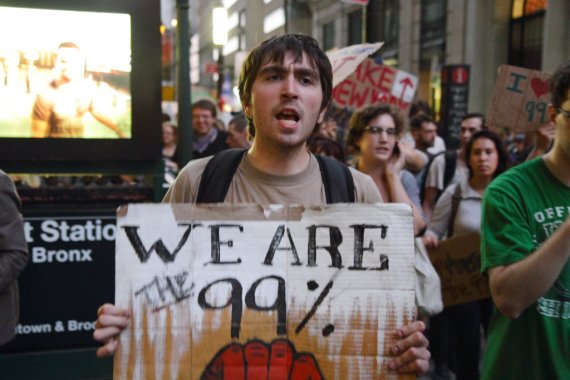 2011년 9월 월가 점령 시위에 나선 시위대가 "우리는 99%"라는 팻말을 들고 있다. (사진=Paul Stein, 위키피디어)