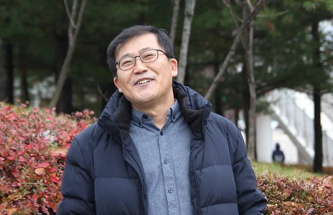 고향인 충남 보령을 모델로 삼은 안녕시 육경면 역경리 사람들 이야기를 담은 연작소설집 <성공한 사람>의 작가 김종광. “부족하지만 이문구 선생님의 <우리 동네>에 대한 일종의 오마주로 생각하고 쓴 작품이라서 개인적으로는 책을 내고 가장 뿌듯한 마음이 든다”고 말했다. 박현주 제공